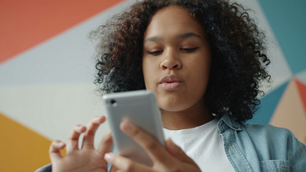 Adicción al teléfono y a las redes sociales – cómo reconocer si un joven está realmente enganchado