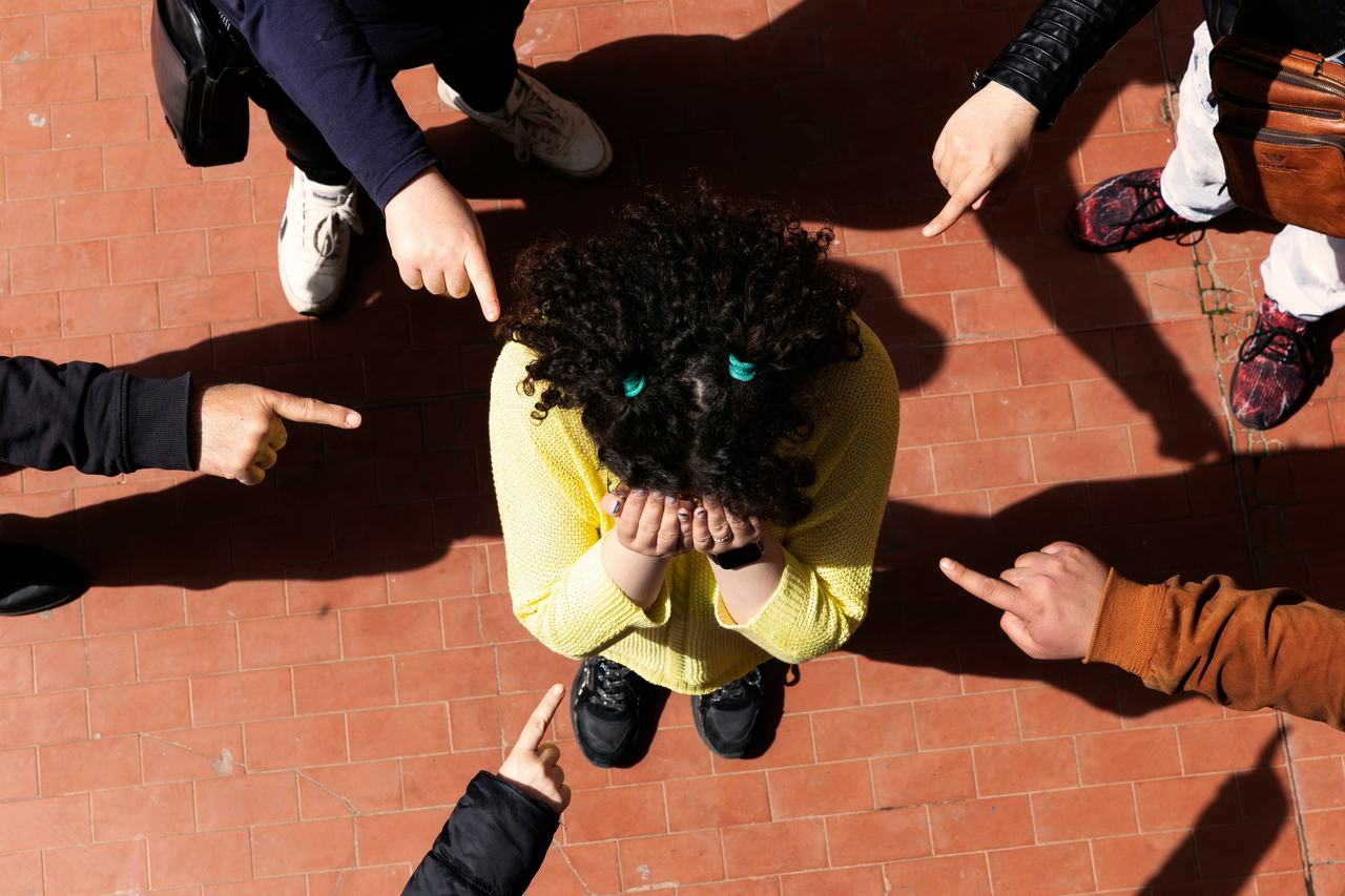 Violencia entre pares offline y online – cómo afecta a la salud mental del adolescente
